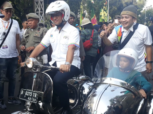 Buka Jakarnaval, Anies-Sandi Konvoi Naik Vespa