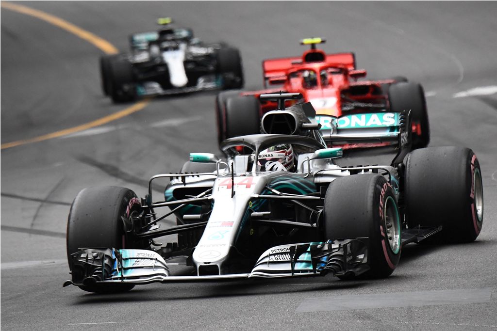 Taktik Menarik Ferrari di Mata Hamilton