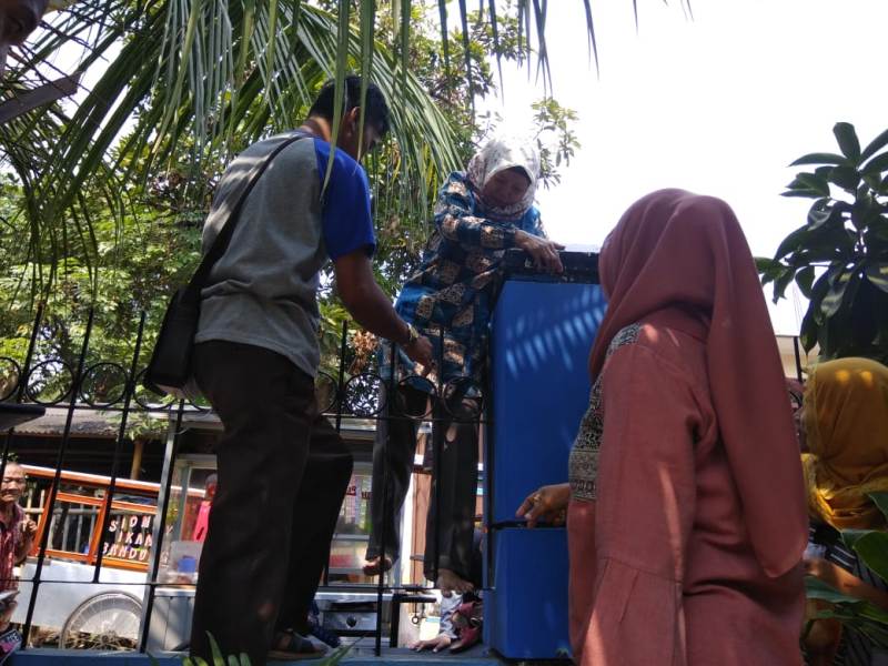 Gerbang Sekolah Disegel, Orang Tua Siswa Panjat Pagar