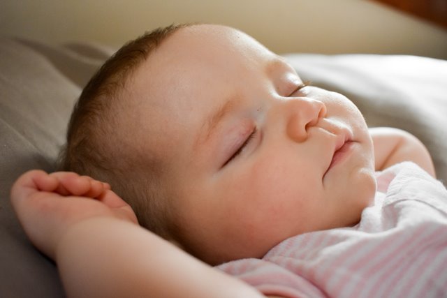 Kapankah Sebaiknya Bayi Tidur Menggunakan Bantal?