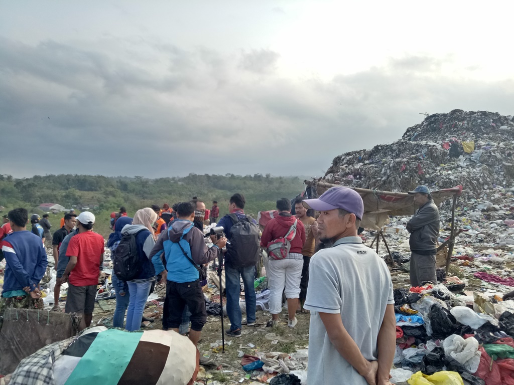 Pemulung Tertimbun Longsor Sampah di Malang
