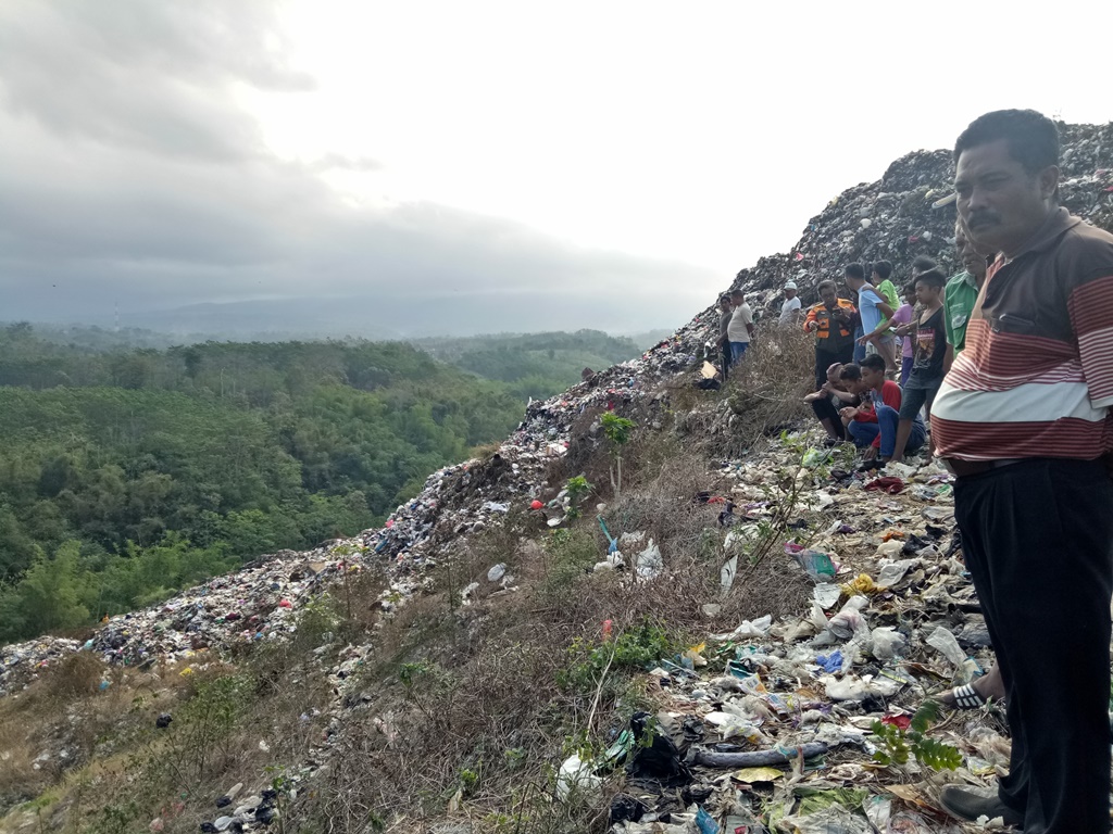 Tebing Curam Jadi Kendala Cari Korban Longsoran Sampah