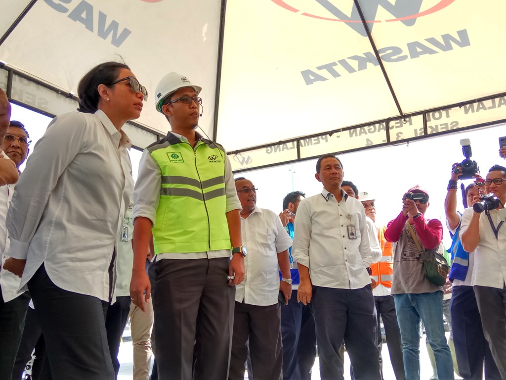 Menteri Rini Dorong BUMN Bina UMKM di <i>Rest Area</i> Jalan Tol