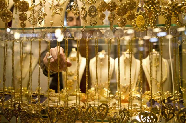 Harga Emas Dunia Tergerus Penguatan Dolar