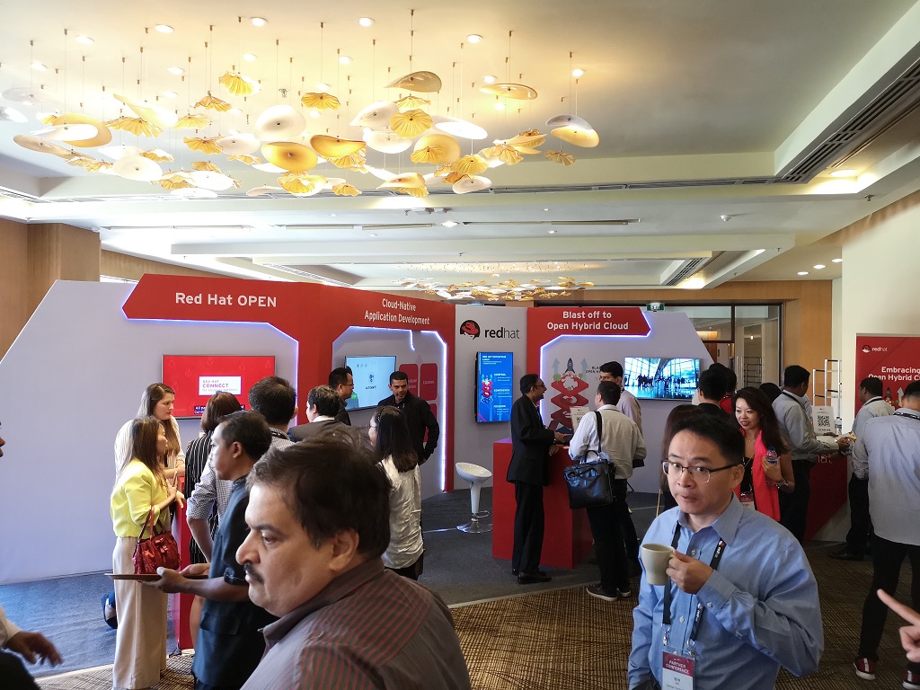 Cara Red Hat Kurangi Kompetitor dan Tambah Pelanggan