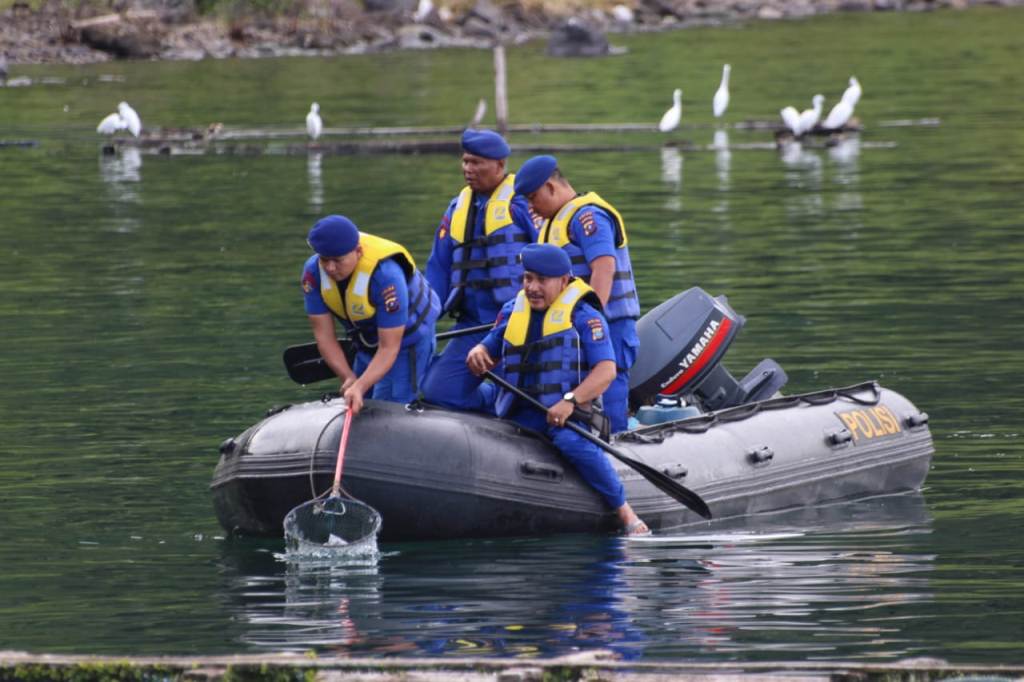 1.500 Personel Gabungan Bersihkan Danau Toba