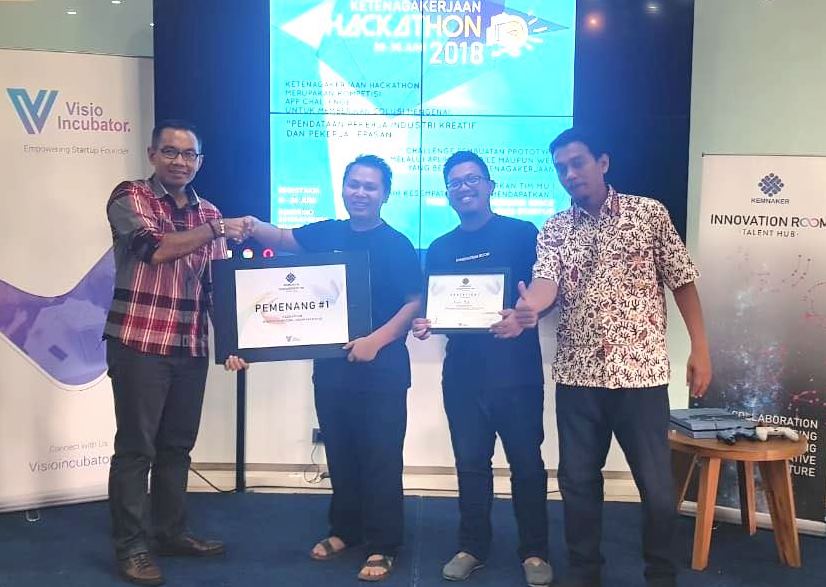 Tim Talenthub Surabaya Juara Kompetisi Hackathon Ketenagakerjaan