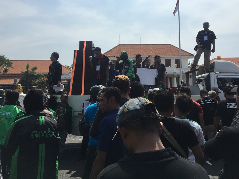 Driver <i>Online</i> Demo Tagih Janji Gubernur Soekarwo