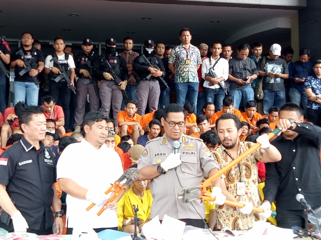 Komplotan Maling Beraksi dengan Pemotong Gembok Jumbo
