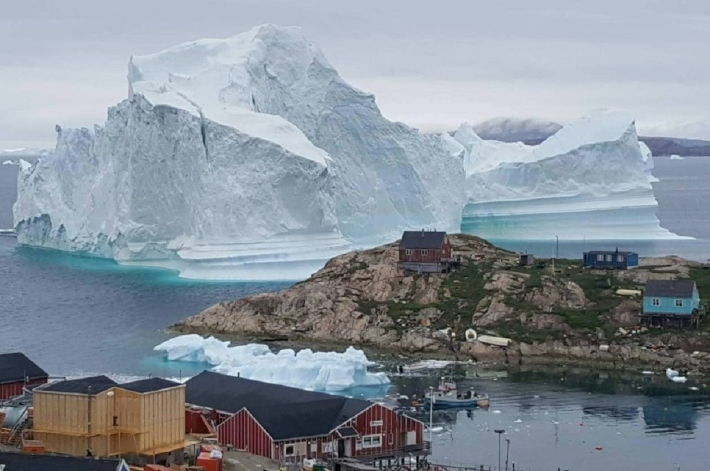 Gunung Es Besar Ancam Sebuah Desa di Greenland