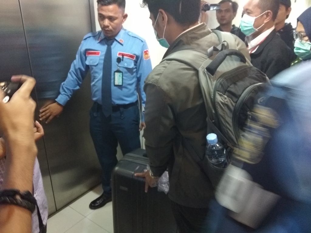 KPK Bawa Dua Koper dari Ruangan Eni