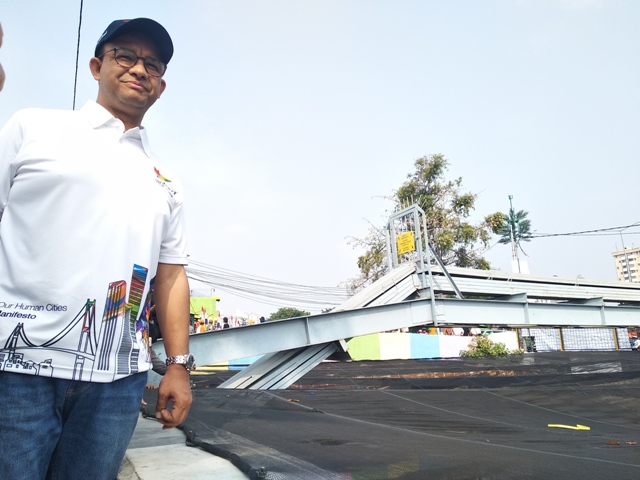 Anies-Sandi Tinjau Kampung Tematik di Kali Item