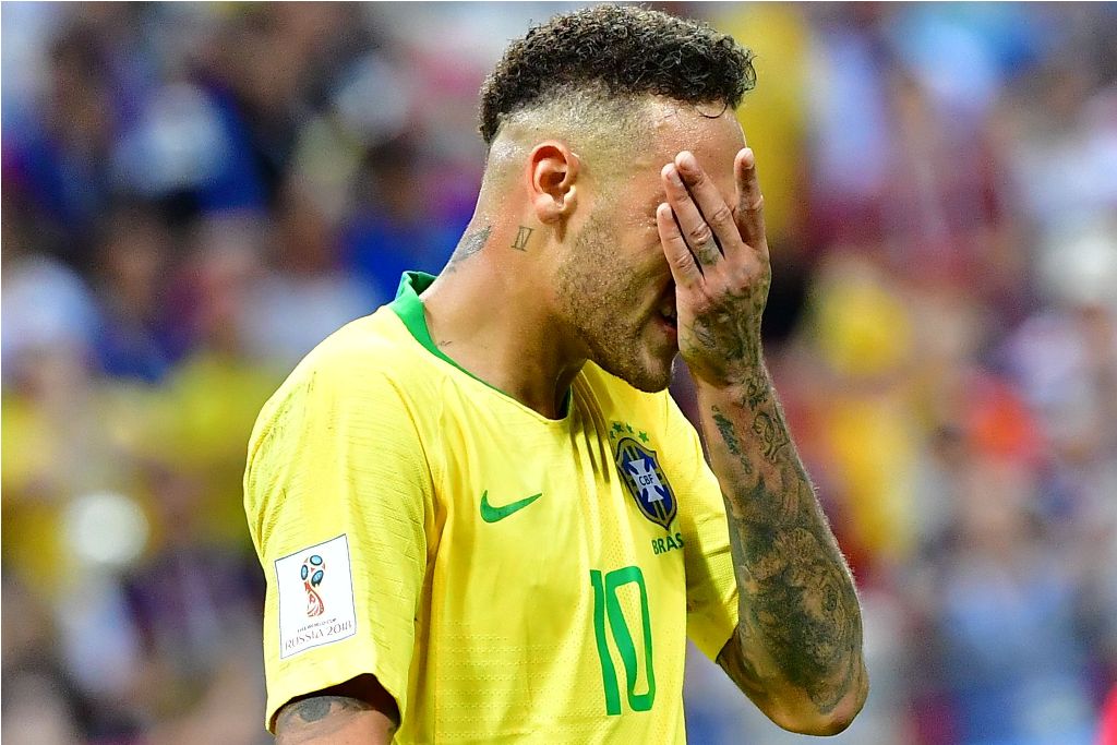 Dani Alves: Neymar Bukan Bahan Lelucon!