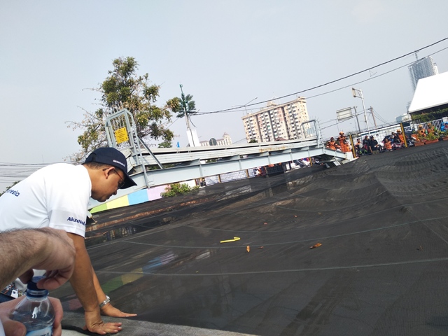 Pemasangan Jaring Rampung, Kali Item Masih Bau