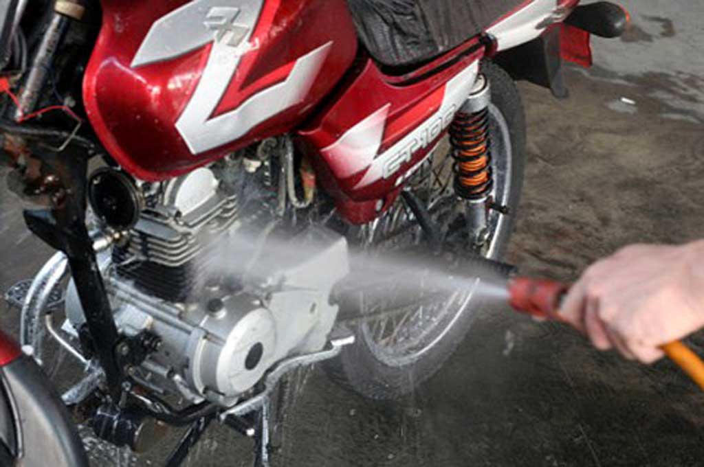 Trik Aman Mencuci Sepeda Motor dengan Air Bertekanan
