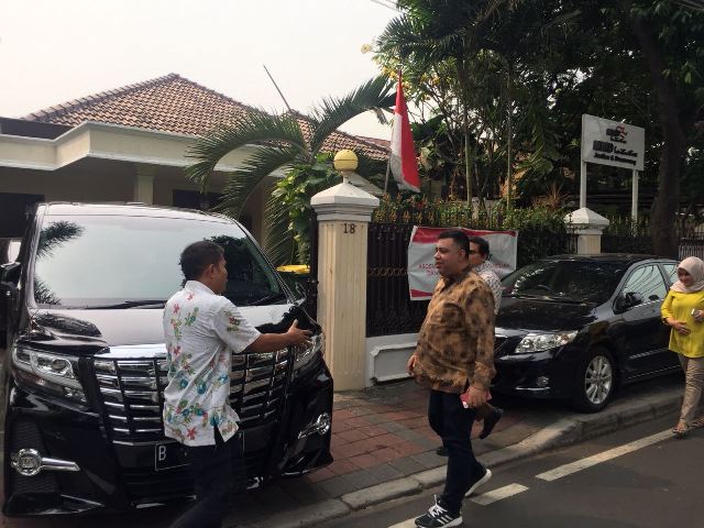 Relawan Jokowi Sambangi Kantor Mahfud MD