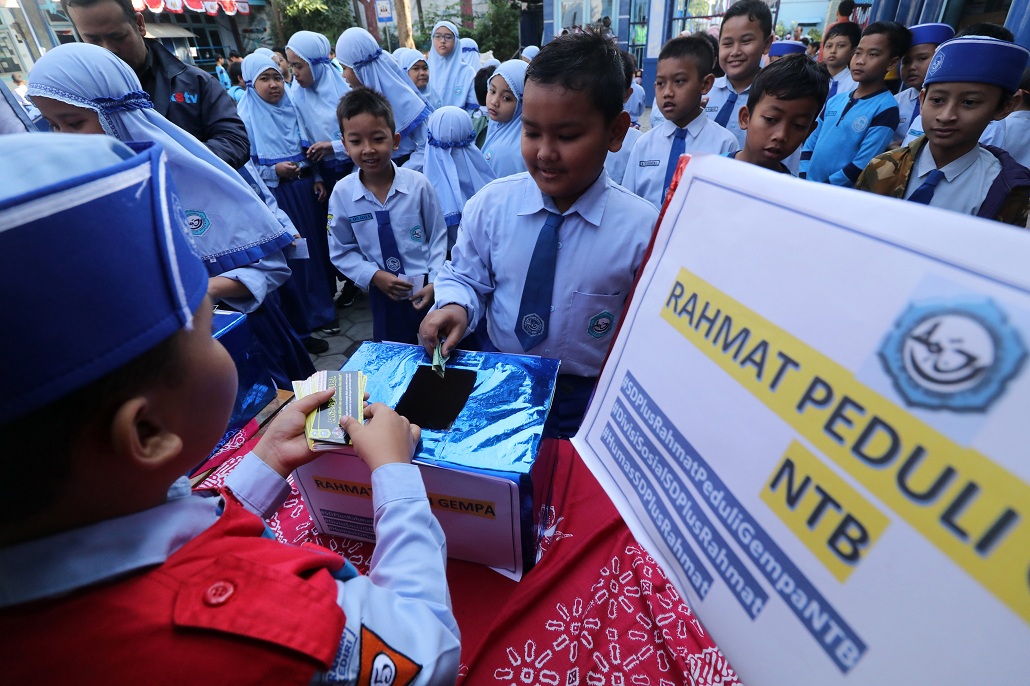Pelajar SMP di Purwokerto Menggalang Dana untuk Korban Gempa Lombok