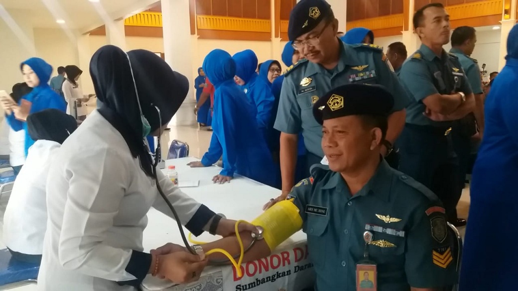 Personel TNI AL Donor Darah untuk Korban Gempa Lombok