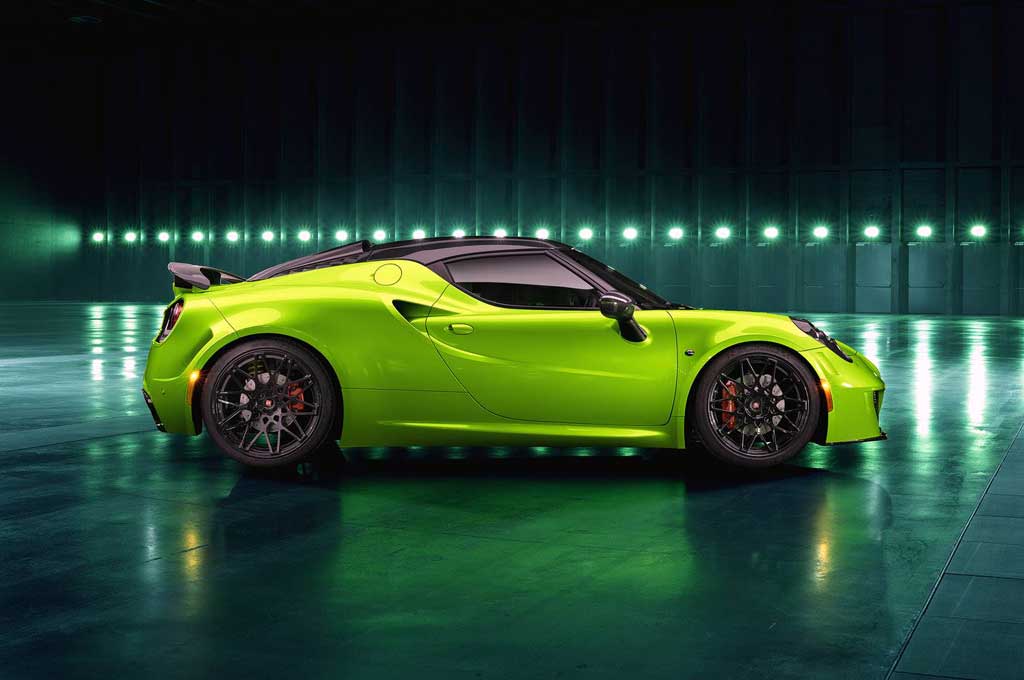 Alfa Romeo 4C Tampil Ngejreng ala Aston Martin Vantage