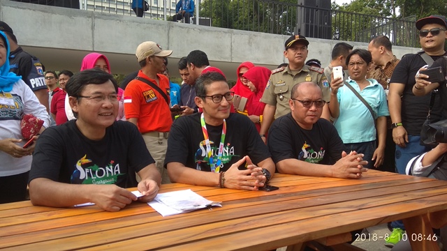 Sandi Lempar Senyum di Hari Terakhir Sebagai Wagub