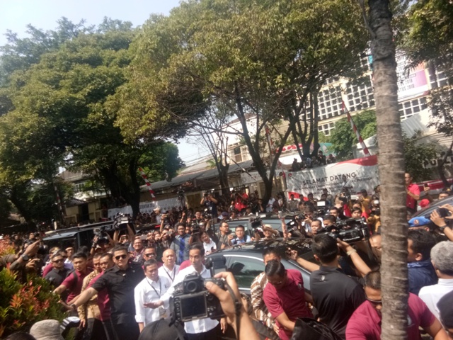 Jokowi Sapa Pendukung di KPU