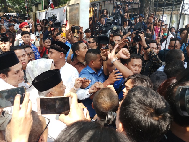 Suasana Memanas saat AHY dan Amien Telat Masuk KPU