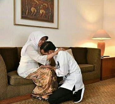 Jokowi Minta Restu Ibu Sebelum Mendaftar ke KPU