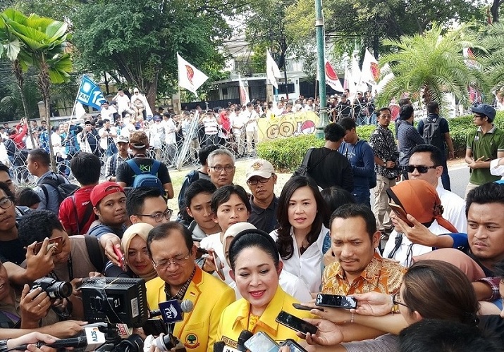 Titiek Soeharto dan Prabowo 'Reuni' di KPU