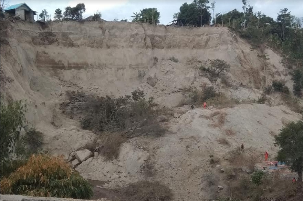 Tanah Labil Membahayakan Upaya Pencarian Korban Gempa