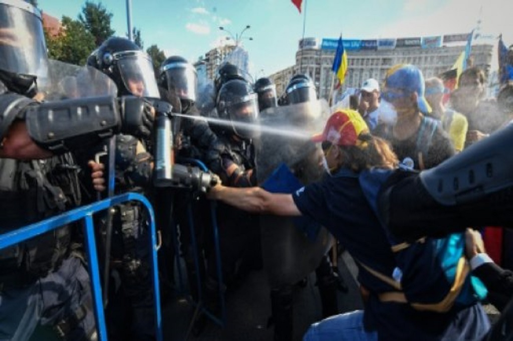 Puluhan Ribu Demonstran Rumania Bentrok dengan Polisi