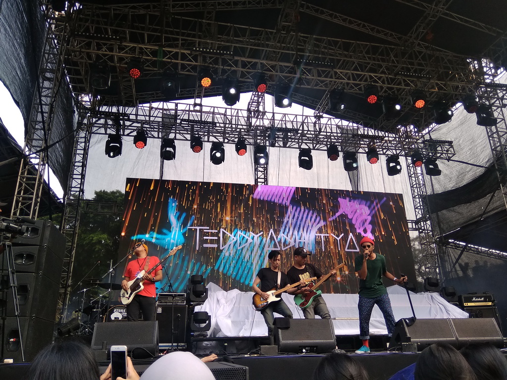 On Off Festival 2018, Teddy Adhitya Bernyanyi Tanpa Banyak Kata