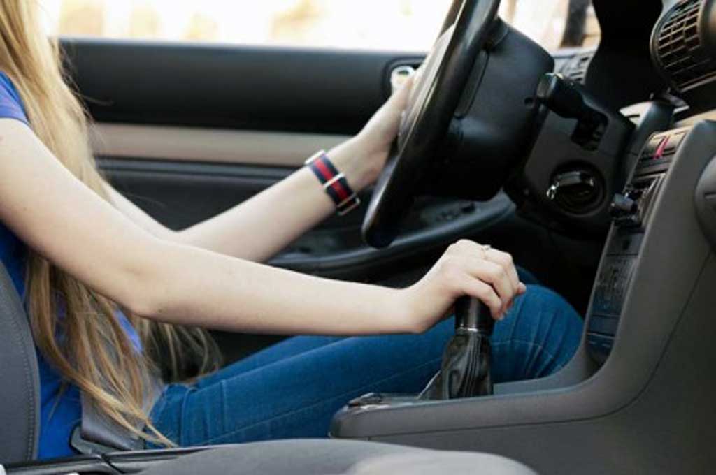 Ciri Transmisi Mobil Manual Bemasalah