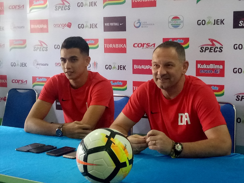 Pelatih Borneo FC Iri dengan Dukungan Aremania