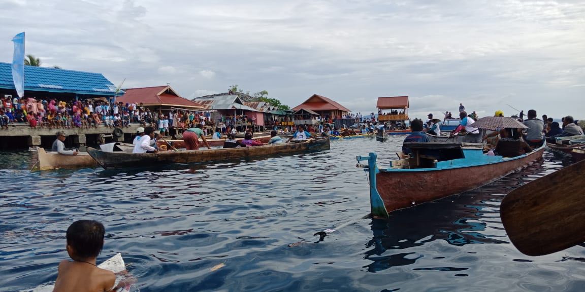 Adu Kuat <i>Emak-emak</i> di Atas Laut Togean