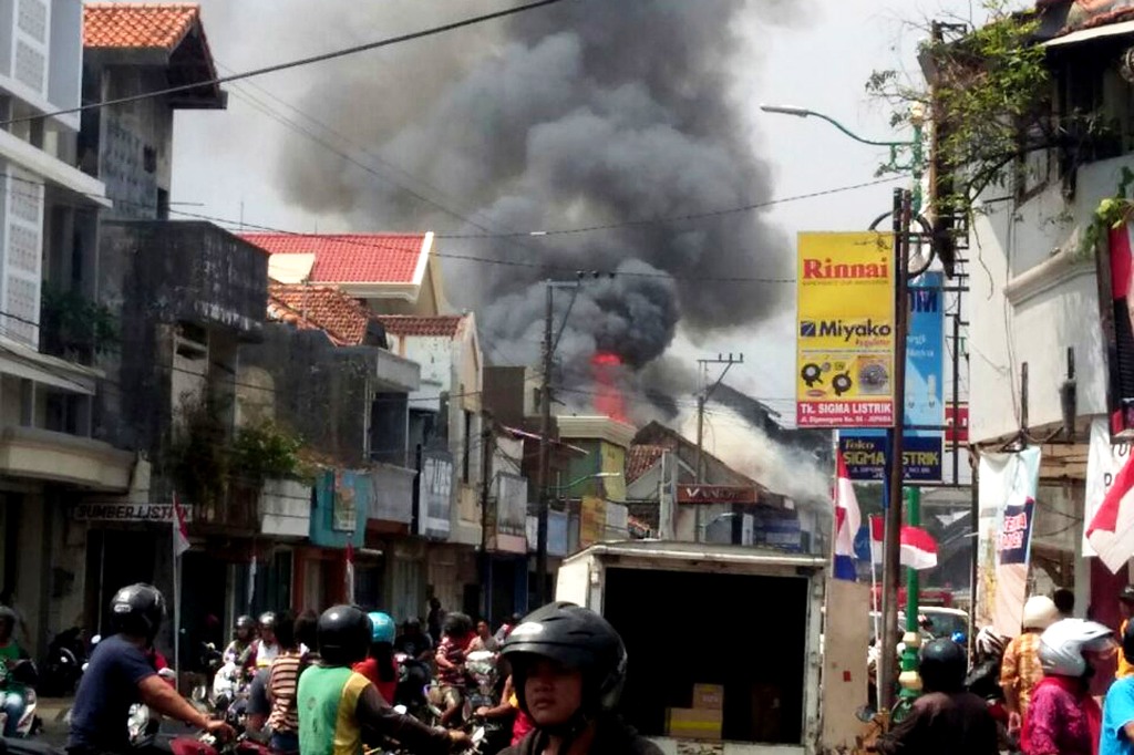 Apotek di Pusat Pertokoan di Jepara Terbakar