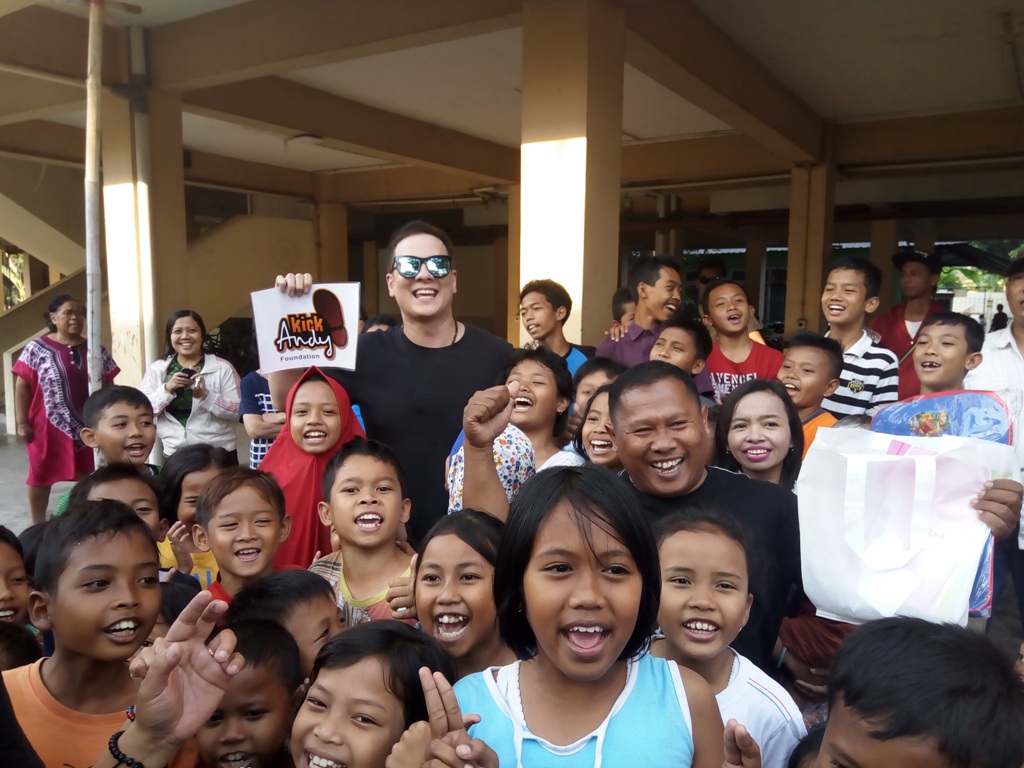 Bertrand Serahkan Bantuan dari Kick Andy Foundation