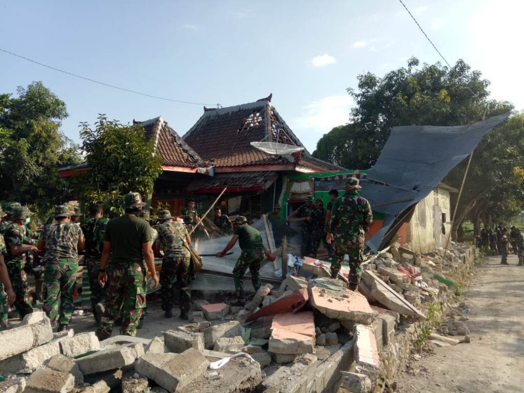TNI Bersihkan Puing-Puing Bangunan Gempa Lombok