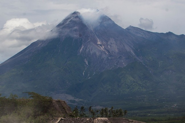 Wisatawan Dilarang Mendaki Gunung Merapi