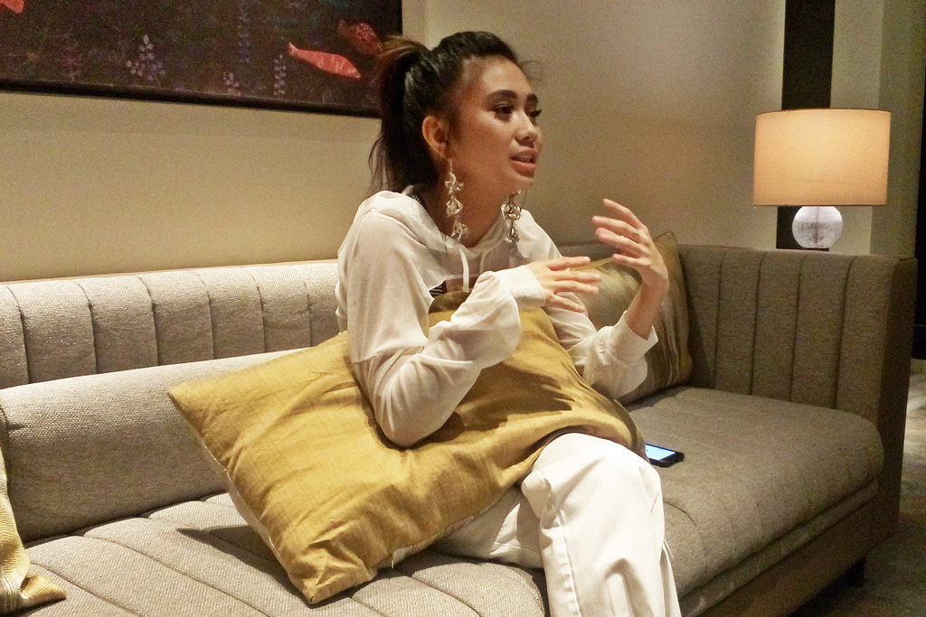 Tentang Zephyr, Album Debut NIKI
