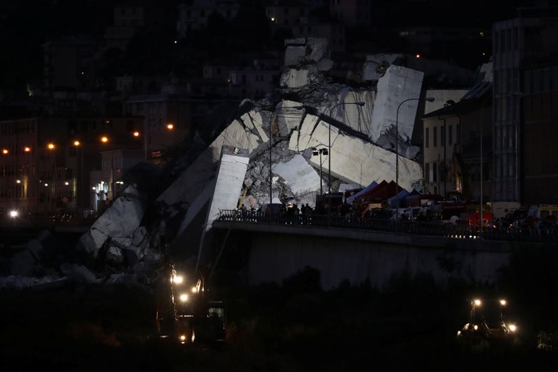 Penyelamat Italia Berpacu dengan Waktu Cari Korban Jembatan Roboh