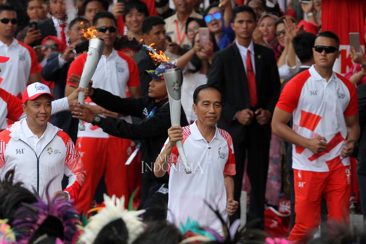 Jokowi Berlari Kecil Kirab Obor Asian Games