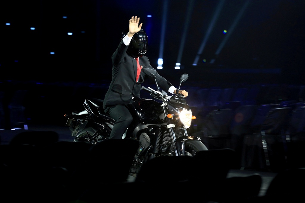 Aksi Bermotor Jokowi Tuai Pujian Warganet