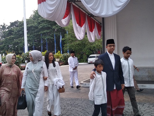 Anies dan Keluarga Salat Id di Halaman Balai Kota