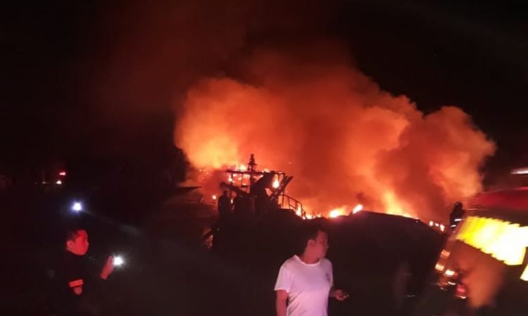 5 Kapal Motor Terbakar di Manado