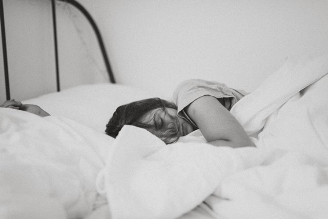 Benarkah Tidur di Siang Hari Tingkatkan Risiko Alzheimer?