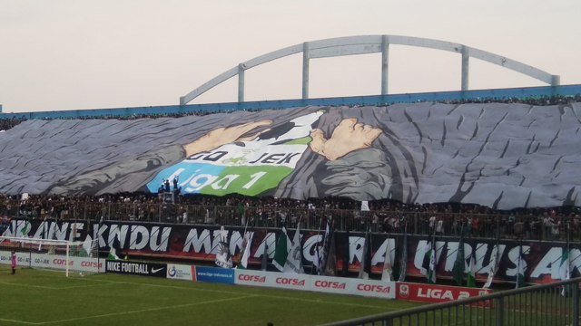 Suporter PSS Bentang Banner Raksasa Main di Liga 1