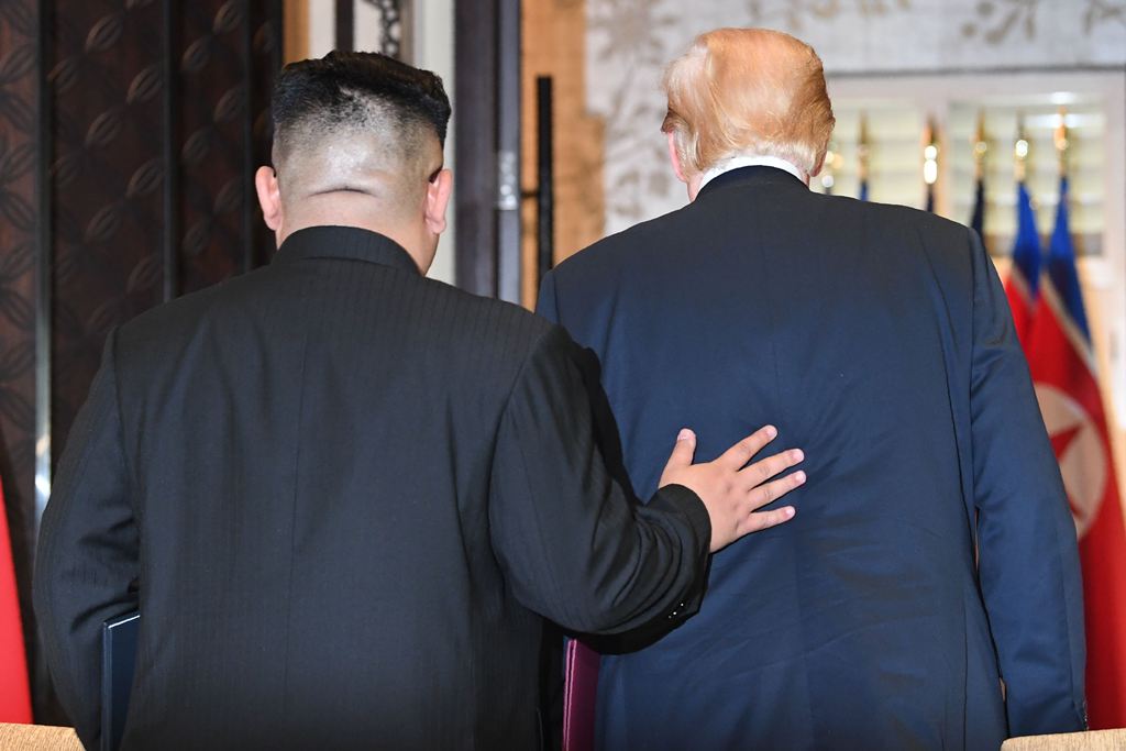 Kirim Surat, Kim Jong-un Undang Trump Bertemu Lagi