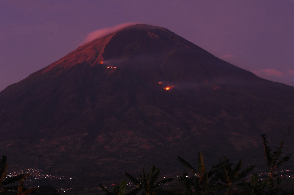 Jalur Pendakian Gunung Sindoro Ditutup Total