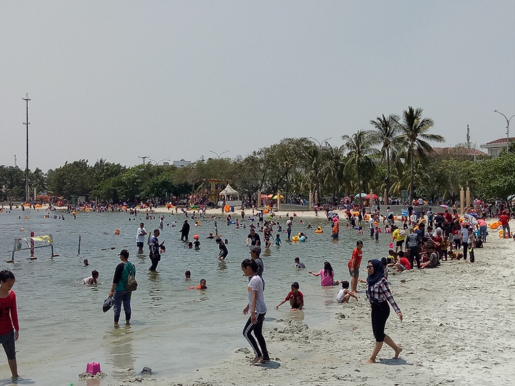 32 Ribu Wisatawan Memadati Ancol