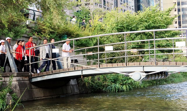 Menanti Cheongyechoen River <i>van</i> Kali Malang